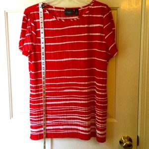 Chicos Travelers size 1 crinkled red stripe top size 8